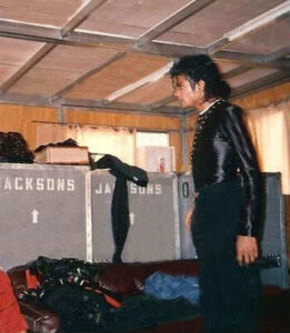 Bad-tour-backstage-3-mj-behind-the-scenes-20136492-350-403
