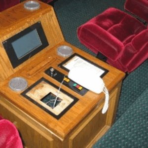 Entre los asientos, un monitor de control.