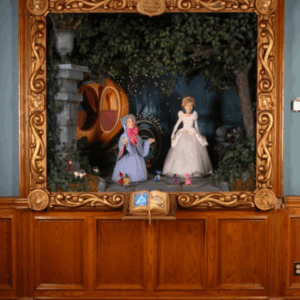 A la derecha de la puerta principal, un diorama de Cenicienta.