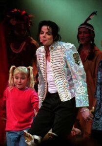 Apollo-Theater-2001-michael-jackson-24820561-348-500