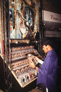 Sortie du nouvel album de Michael Jackson 'Dangerous' au Virgin Megastore le 21 novembre 1991 à Paris, France. (Photo by Alain BENAINOUS/Gamma-Rapho via Getty Images)
