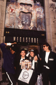 Sortie du nouvel album de Michael Jackson 'Dangerous' au Virgin Megastore le 21 novembre 1991 à Paris, France. (Photo by Alain BENAINOUS/Gamma-Rapho via Getty Images)