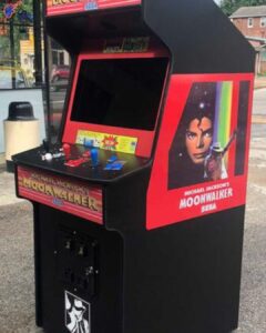Máquina de videojuegos arcade de Michael Jackson's Moonwalker de Sega con gráficos del artista en el lateral.