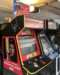 Máquina recreativa arcade del videojuego Michael Jackson's Moonwalker de Sega con gráficos temáticos y controles de juego.