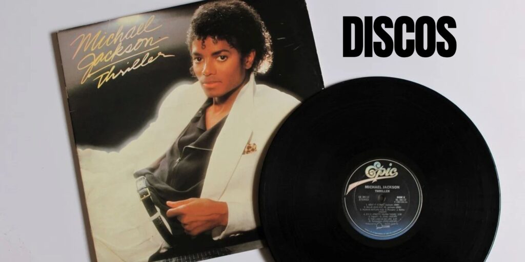 Portada del álbum Thriller de Michael Jackson junto a un disco de vinilo negro sobre una superficie blanca.