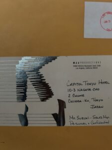 Sobre de MJJ Productions con la dirección del Capitol Tokyo Hotel escrita a mano y un sello postal de Los Ángeles.