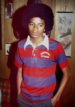 Retrato de Michael Jackson joven vistiendo una camisa polo a rayas rojas y moradas con el logo de Universal Studios.
